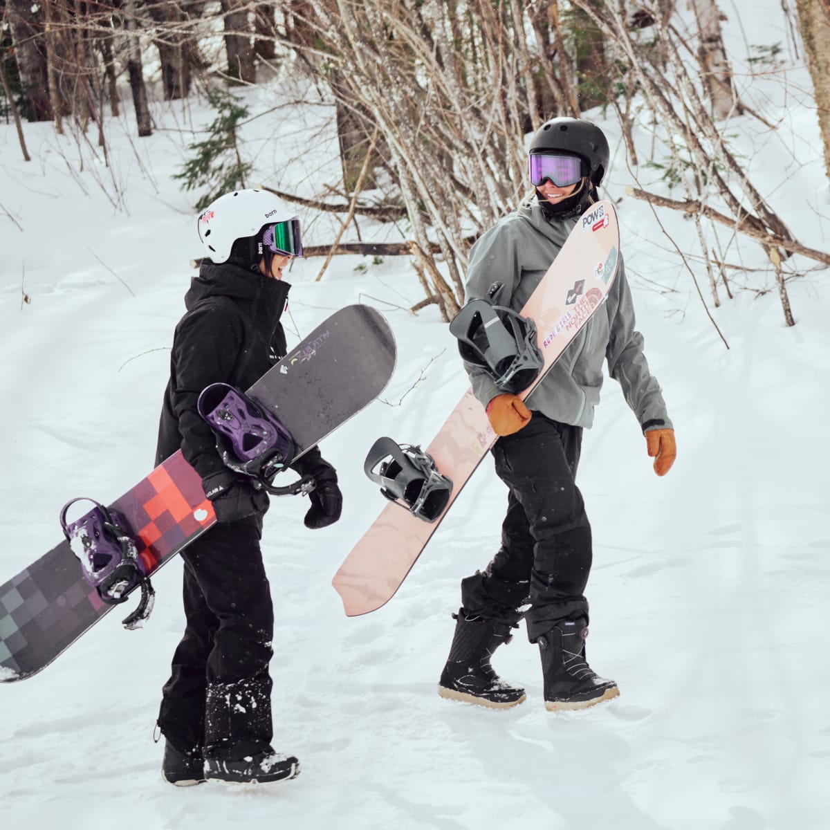 Deux personnes avec leur planche à neige au Mont Lac-Vert.