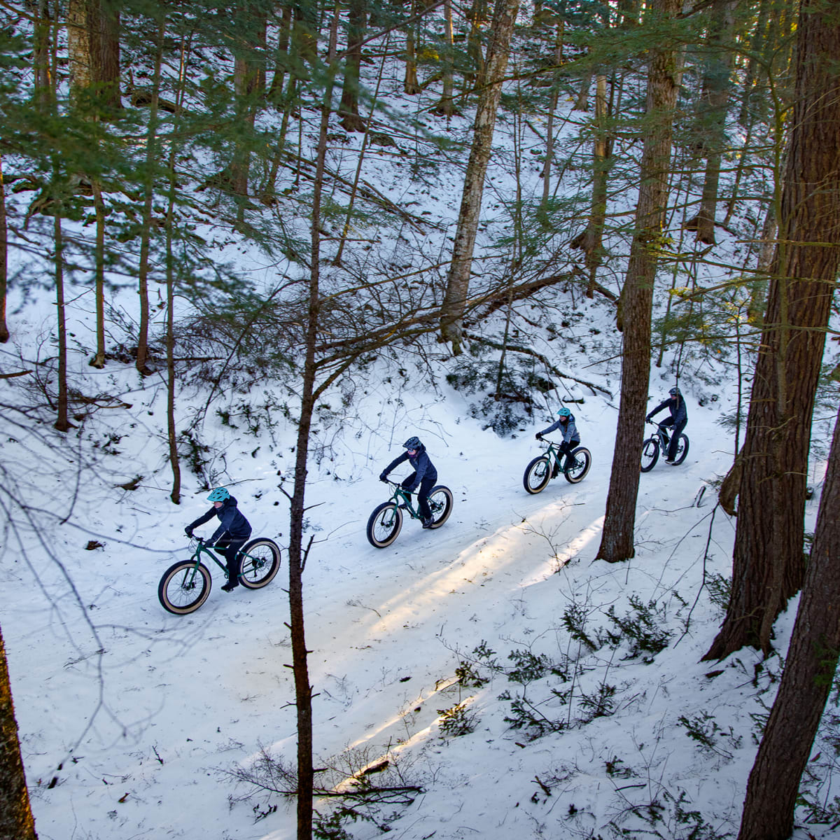Sentier de vélo en hiver à Montebello, vélo de montagne.
