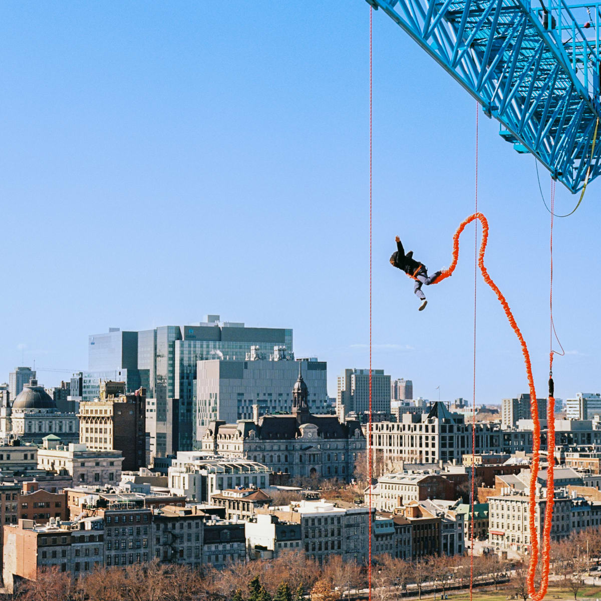 Saut à l'élastique au dessus du Vieux-Port
