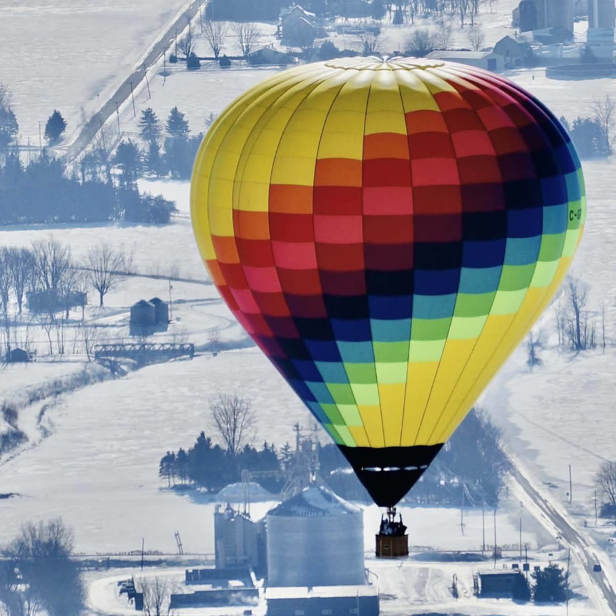 Vol de montgolfière dans un paysan d'hiver.