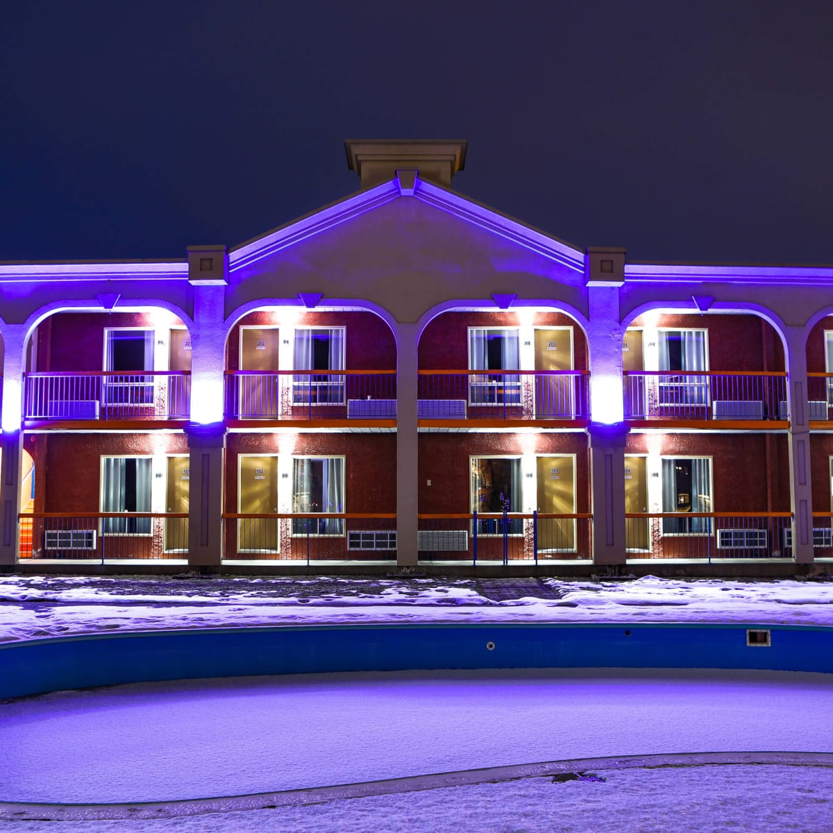 Extérieur du Motel Le Classique en hiver.