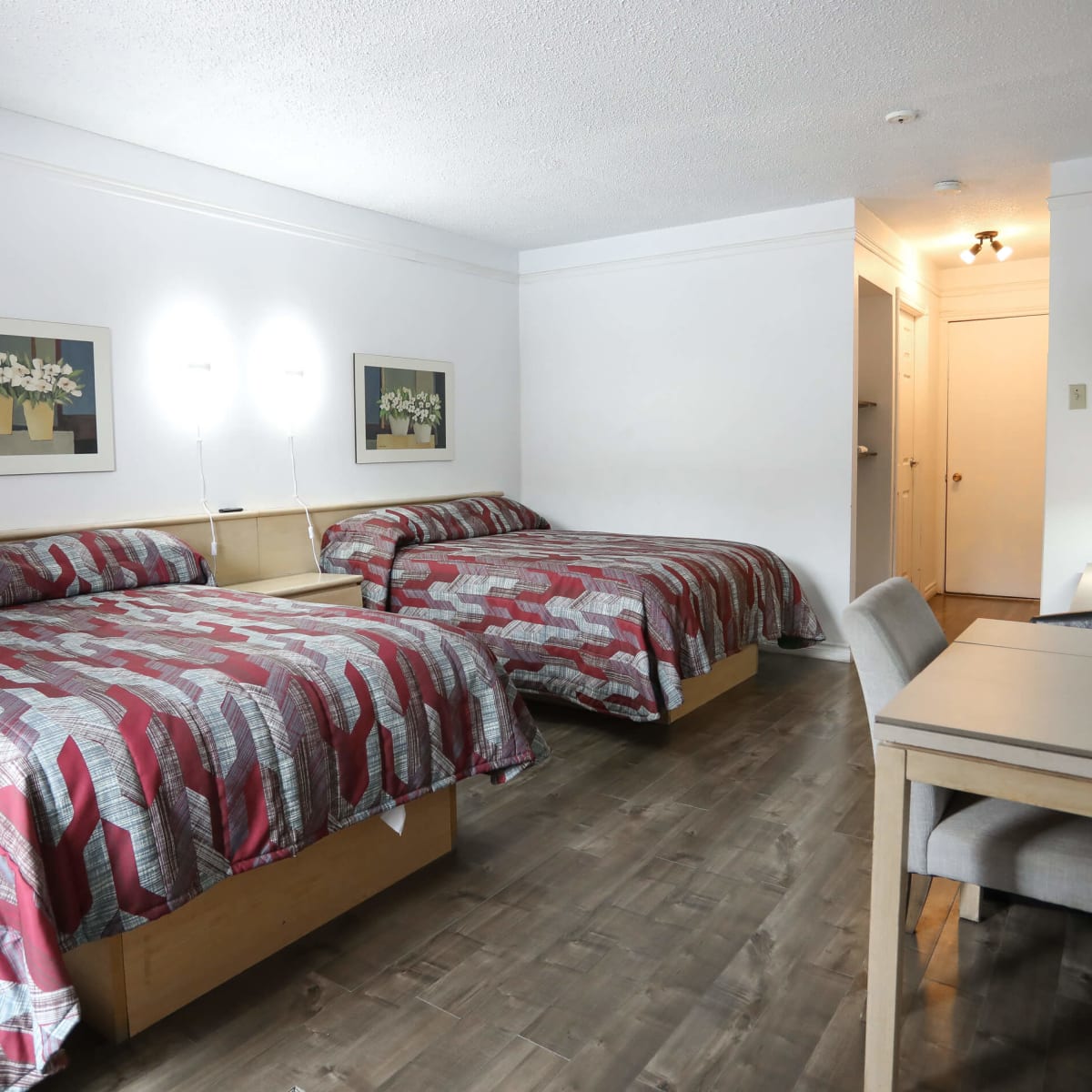 Chambre avec deux lits au Motel Le Classique.
