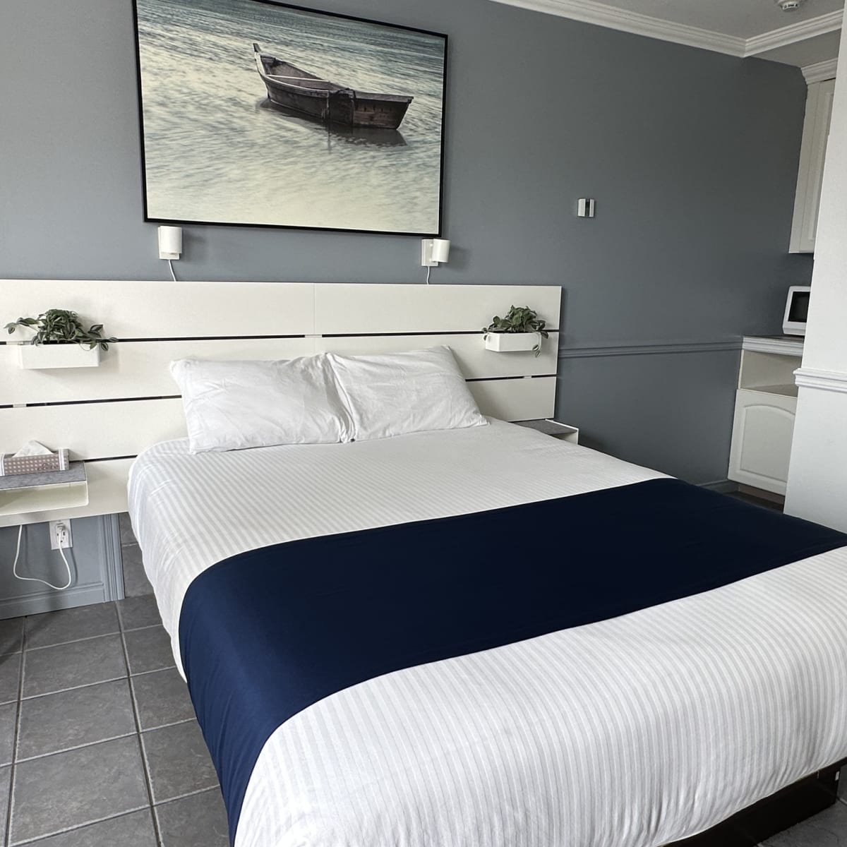 A bed in one of the rooms at Le Refuge Motel.