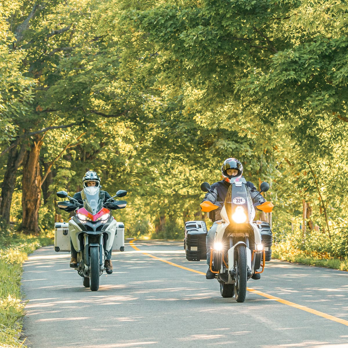 2 motocyclistes sur la route