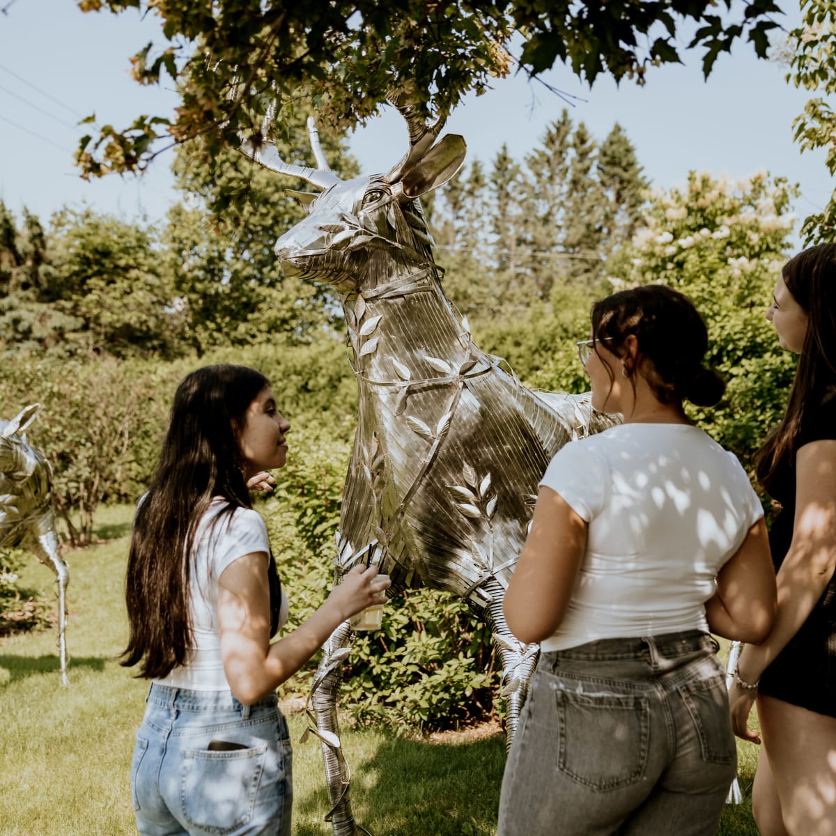 Des amies dans un jardin.