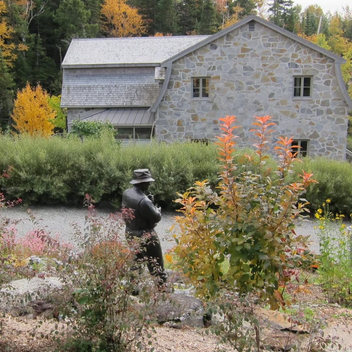 Moulin et sentier à l'automne.