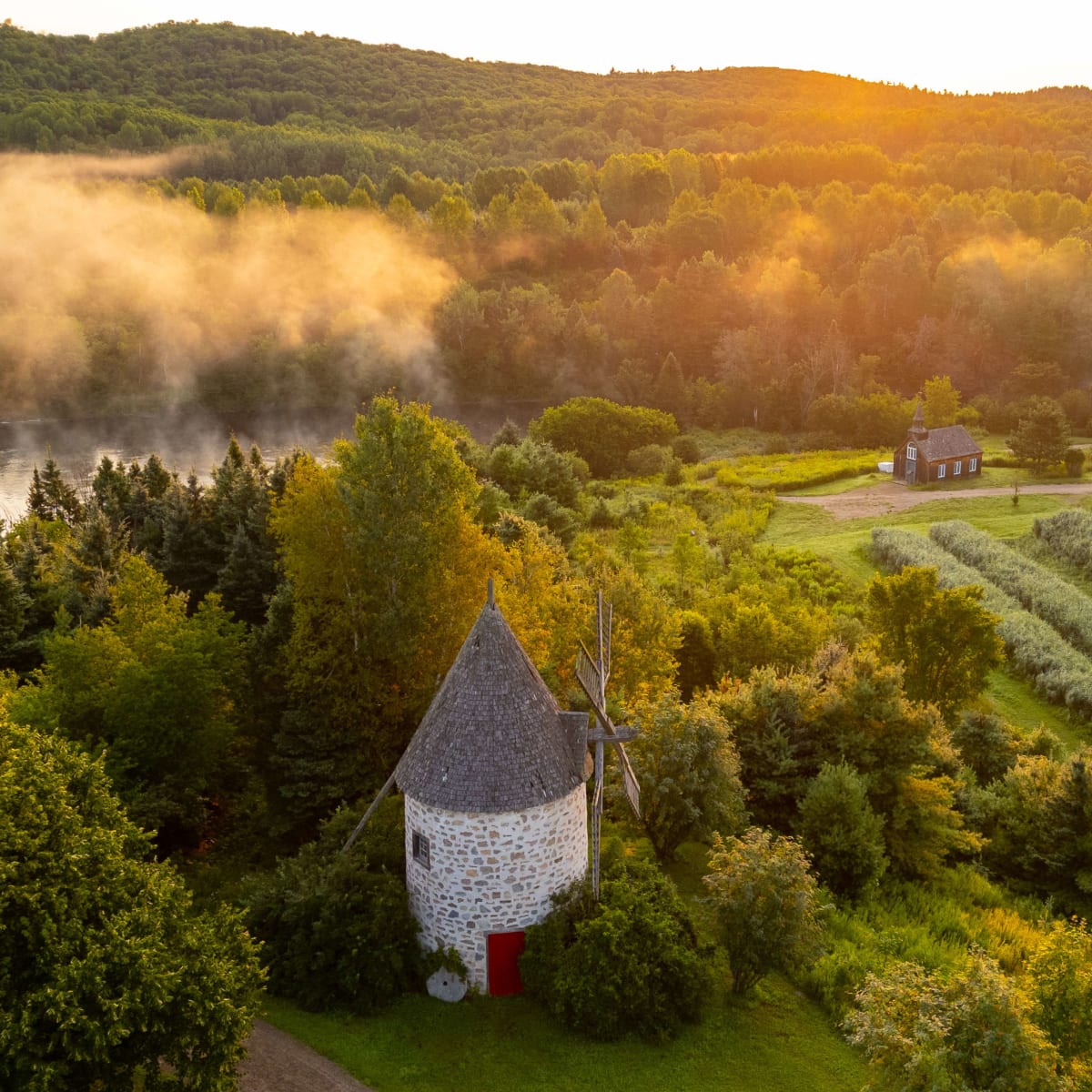 Vue aérienne au coucher de soleil du moulin, Éco-villégiature Le Baluchon.