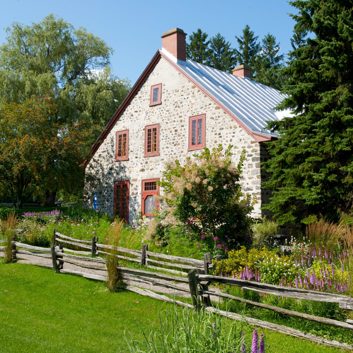 Moulin seigneurial de Pointe-du-Lac en été.