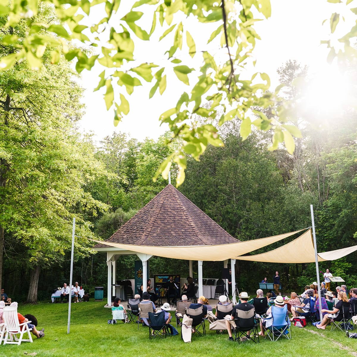 Municipalité d'Orford - Un concert en plein air, avec des spectateurs assis sur des chaises pliantes