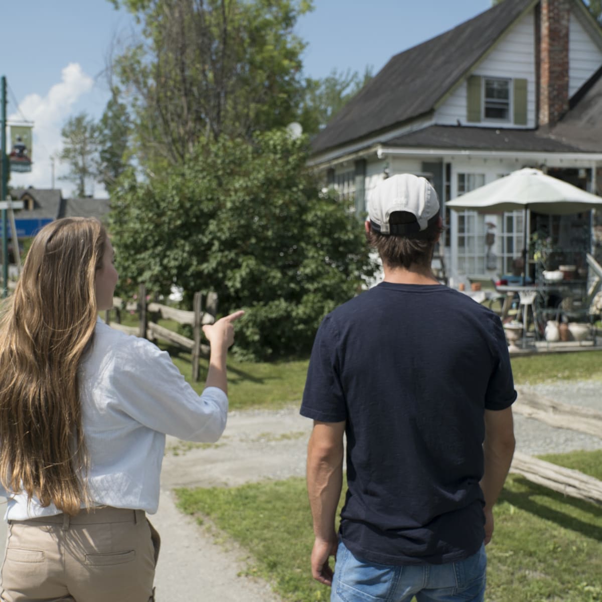 Municipalité d'Orford - Un couple qui marche, la femme pointant vers la droite