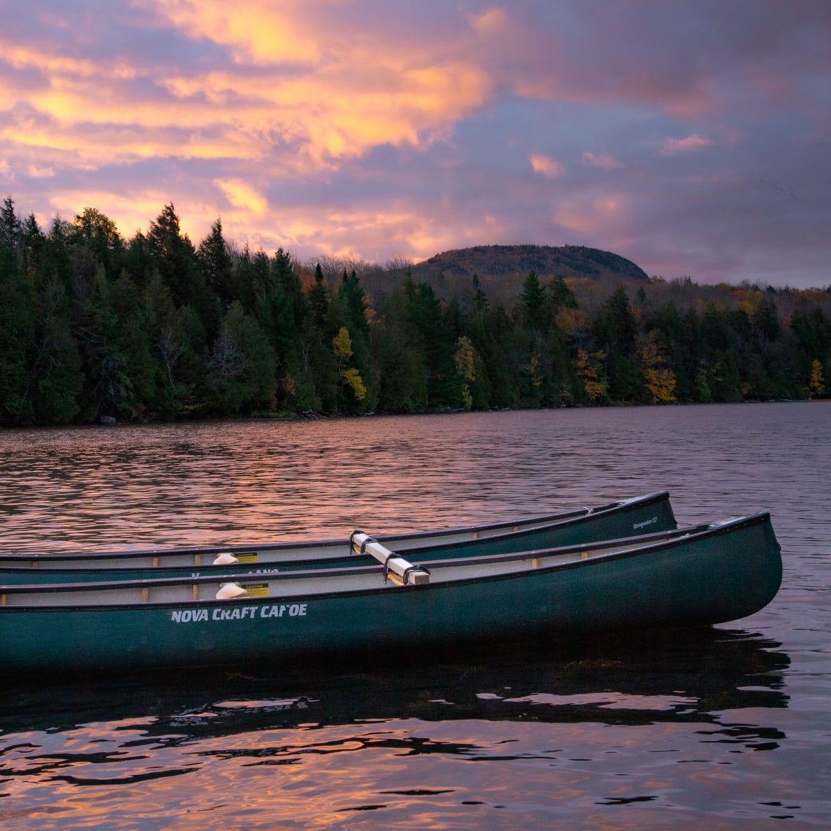 Municipalité d'Orford - Deux canots sur l'eau, avec un coucher de soleil en arrière-plan