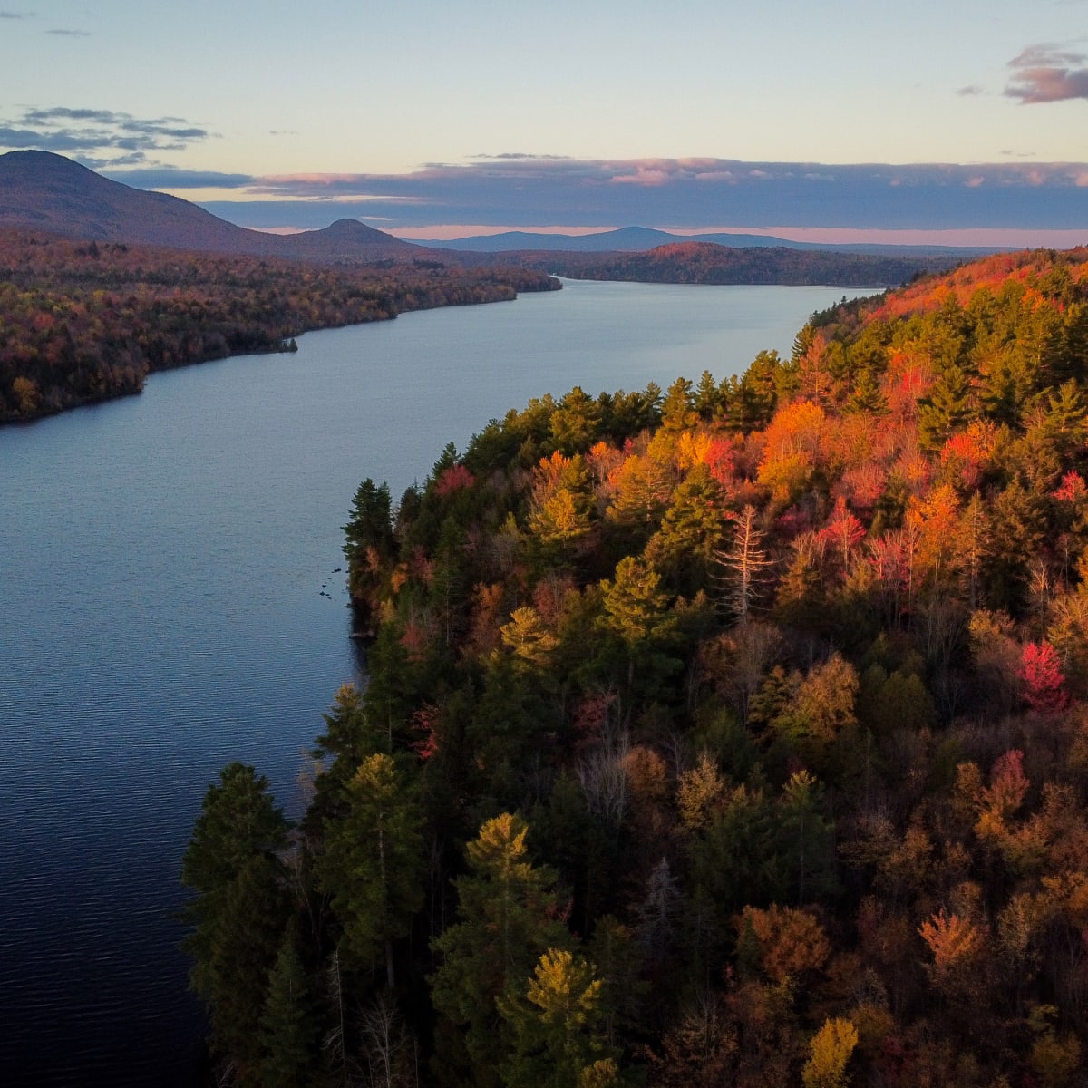 Municipalité d'Orford - Un plan d'eau et une forêt aux couleurs automnales