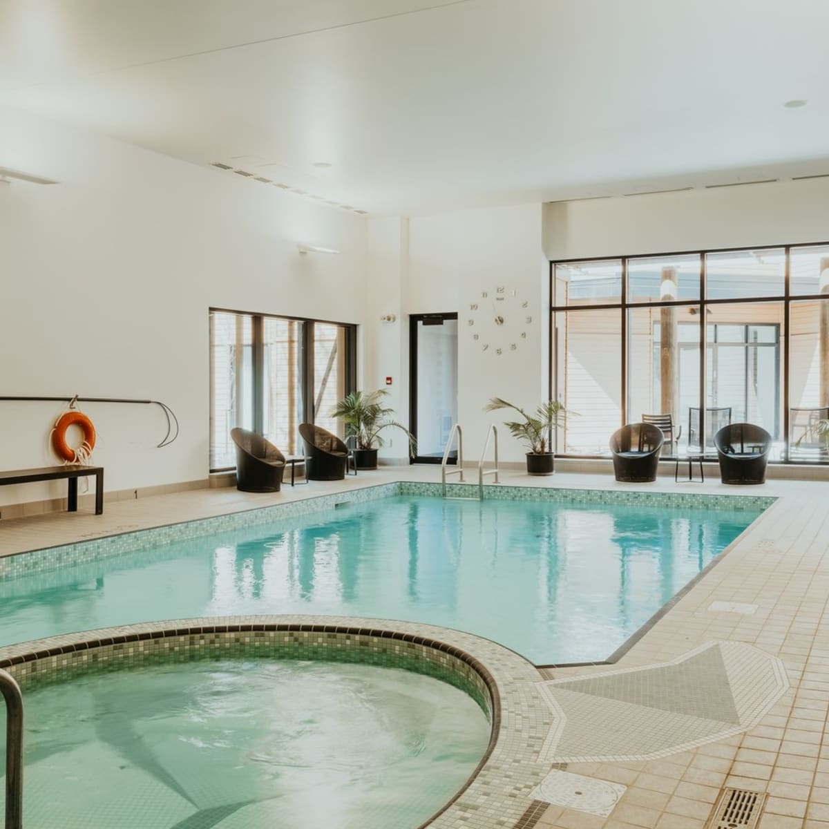 Piscine dans un hôtel.