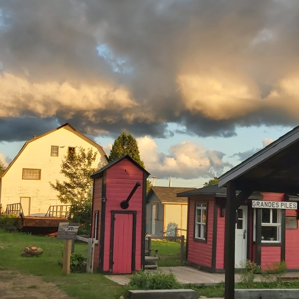 Extérieur de plusieurs bâtiments au Village du bûcheron