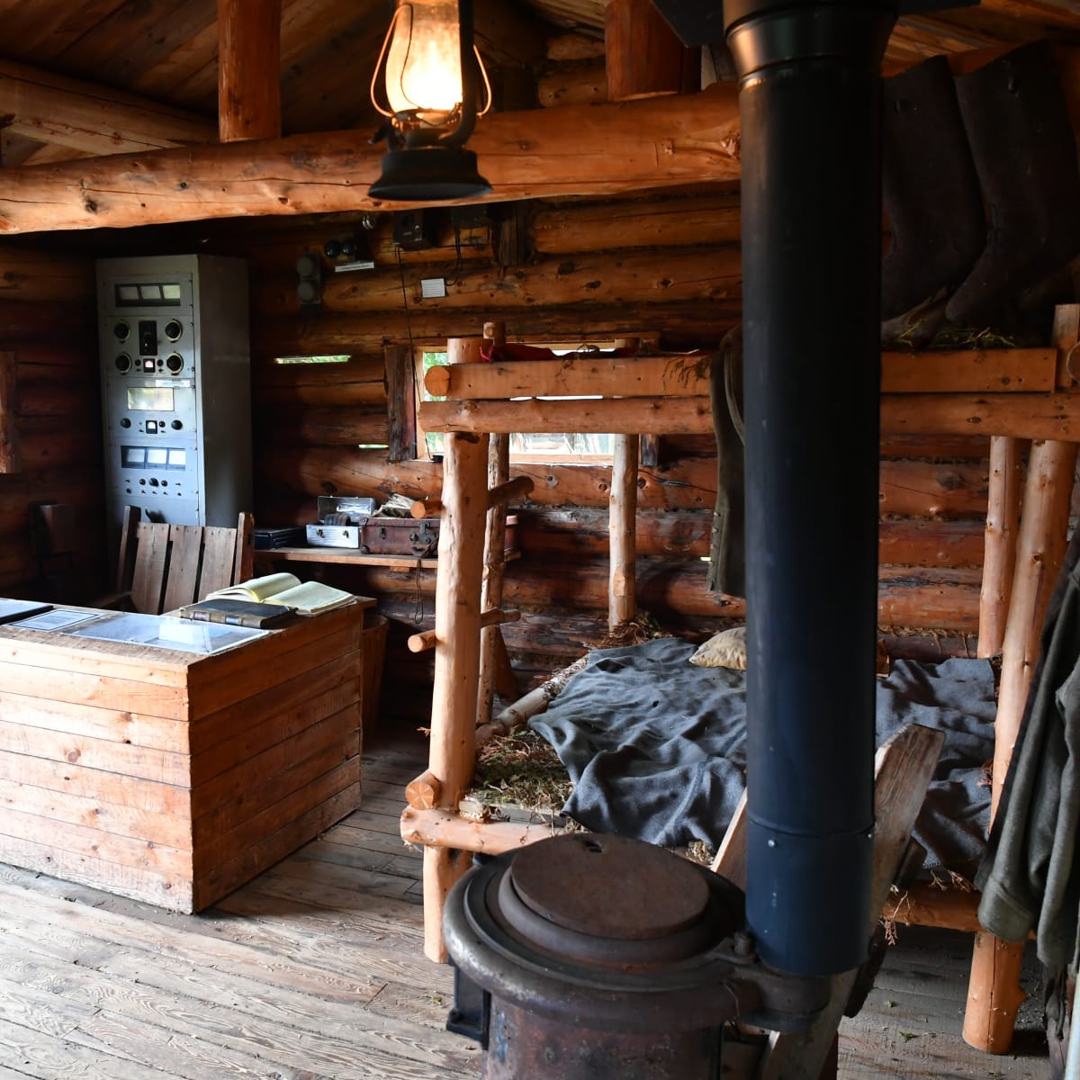 Intérieur d'une maison en bois rond au Village du bûcheron