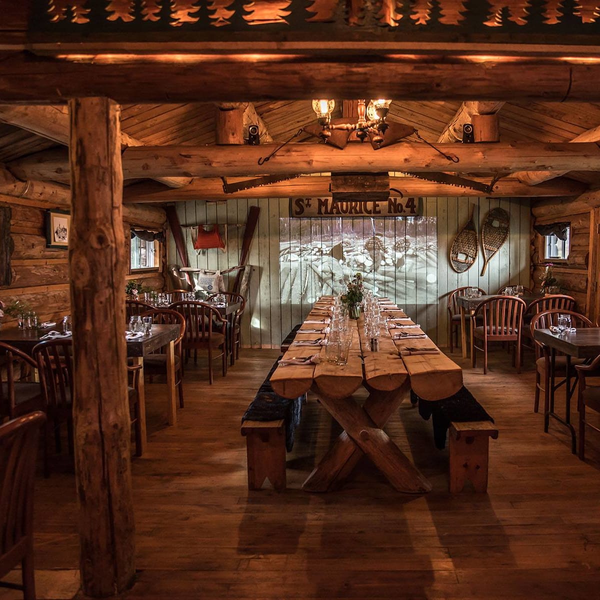 Intérieur de la Cookerie du Village du bûcheron
