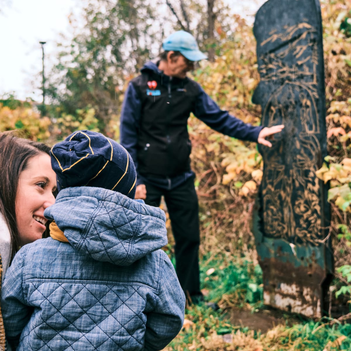 Musée ilnu de Mashteuiatsh - En nature, une mère et un enfant regardent un animateur