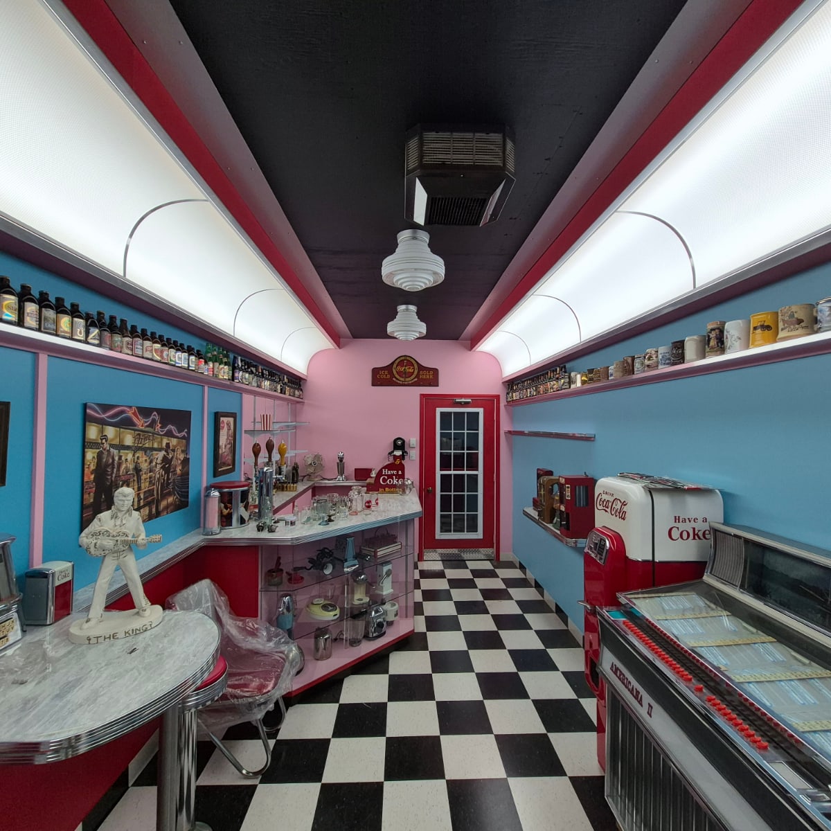 Salle thématique d'un restaurant américain rétro au Musée Rodrigue.