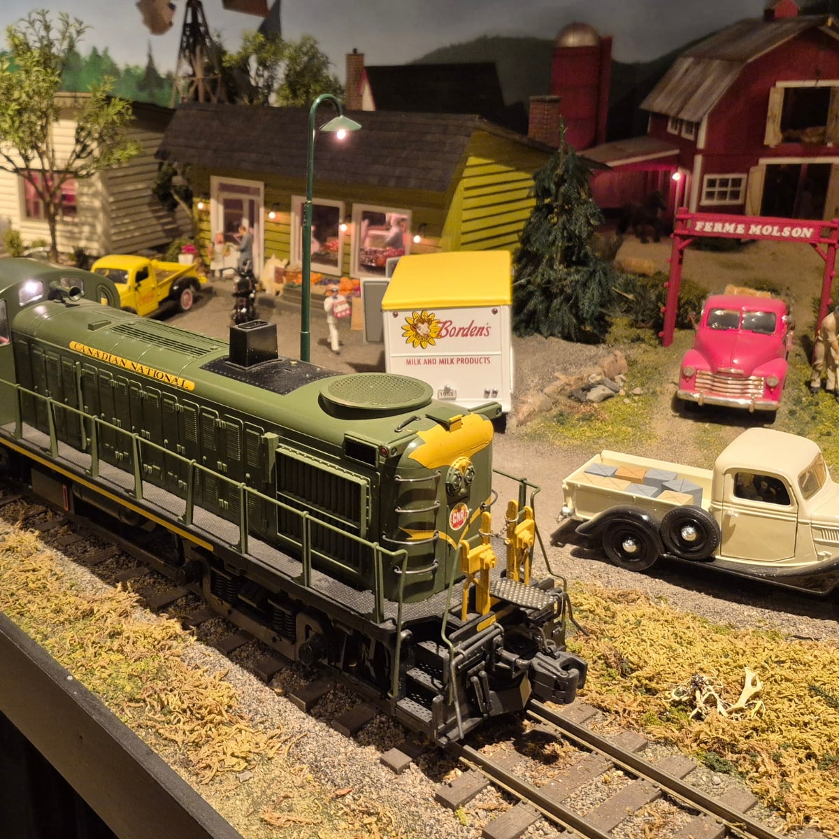 Train et véhicule miniatures au Musée Rodrigue.