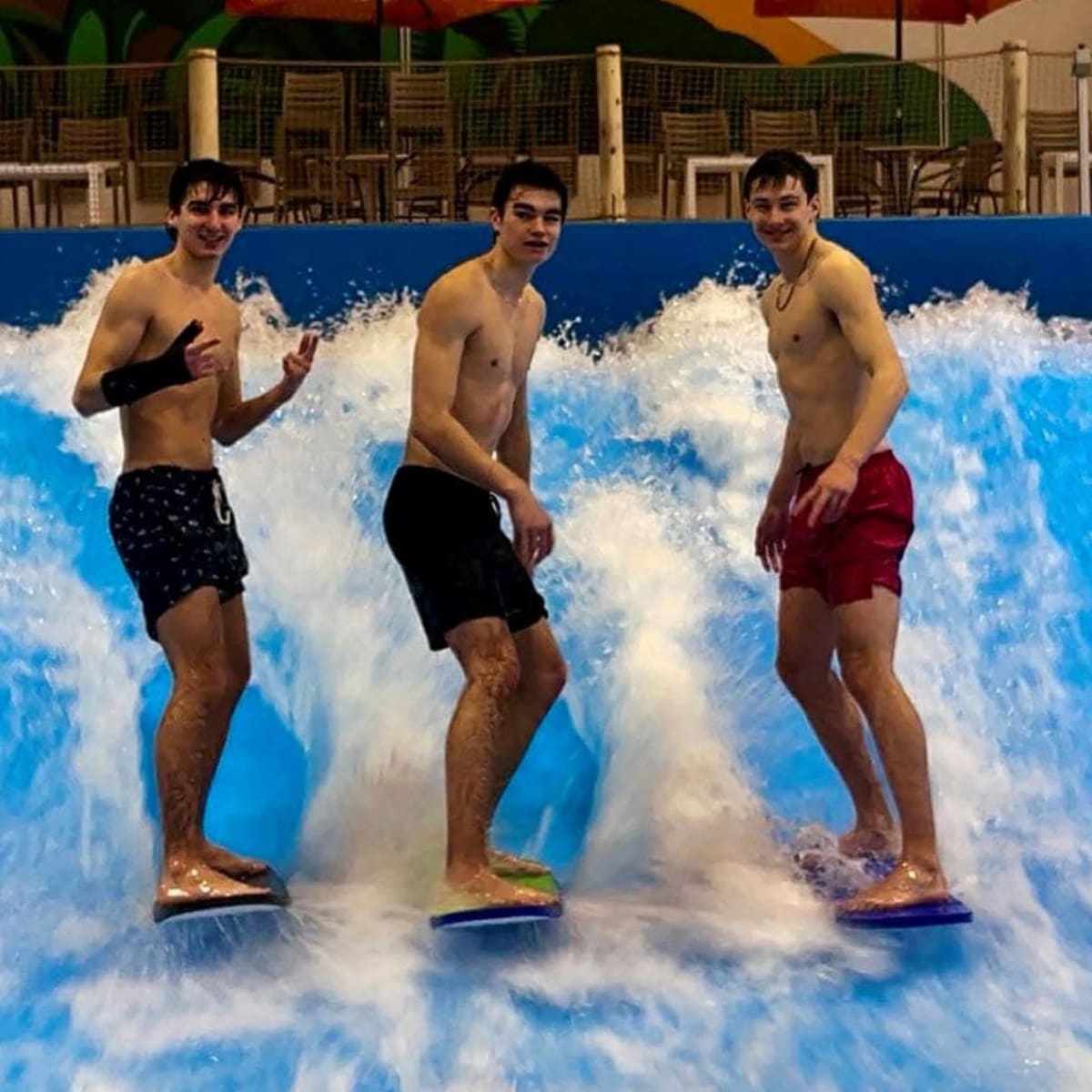 3 surfeurs au bassin Roi du surf.