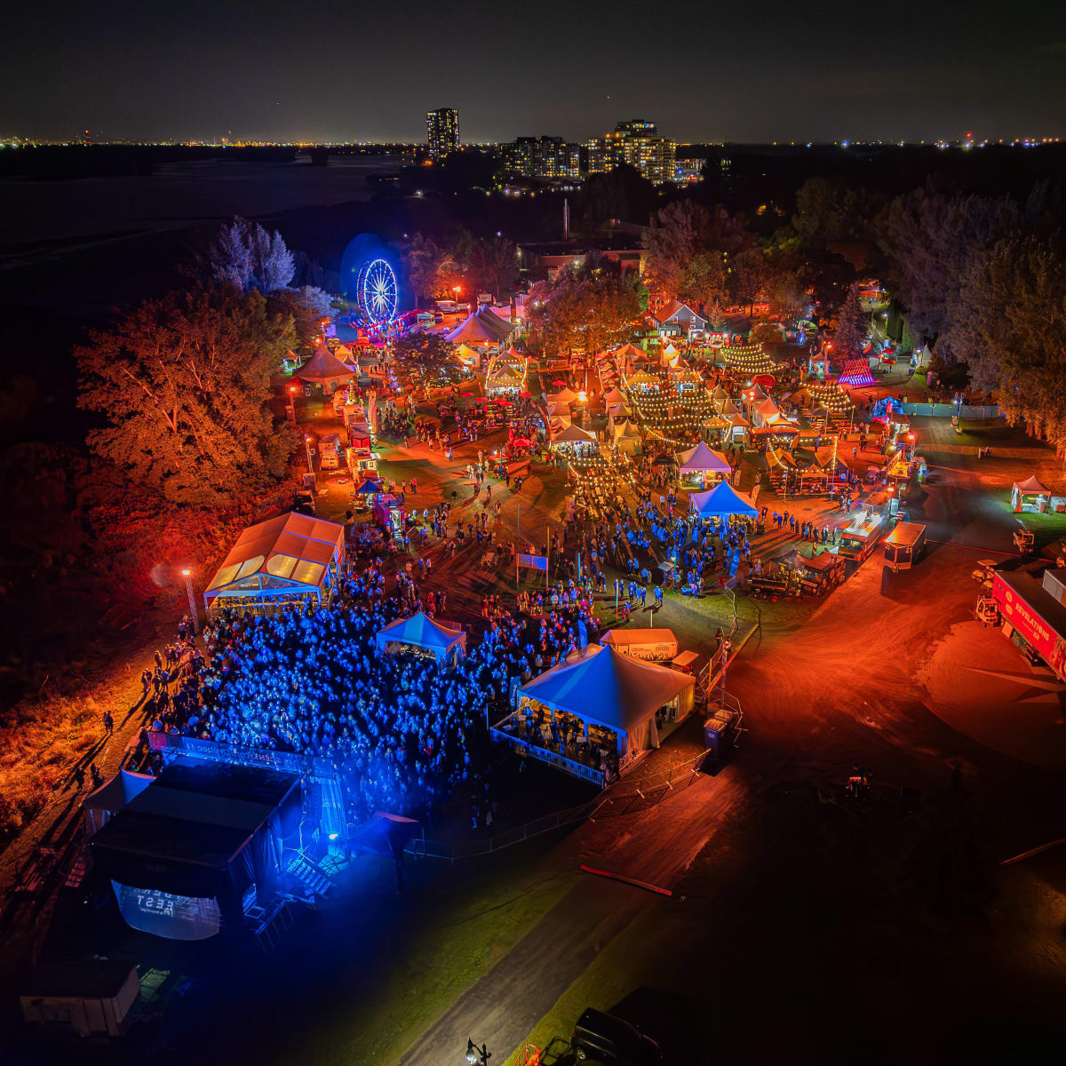 Vue aérienne de l'Oktoberfest de Repentigny, illuminé en soirée.