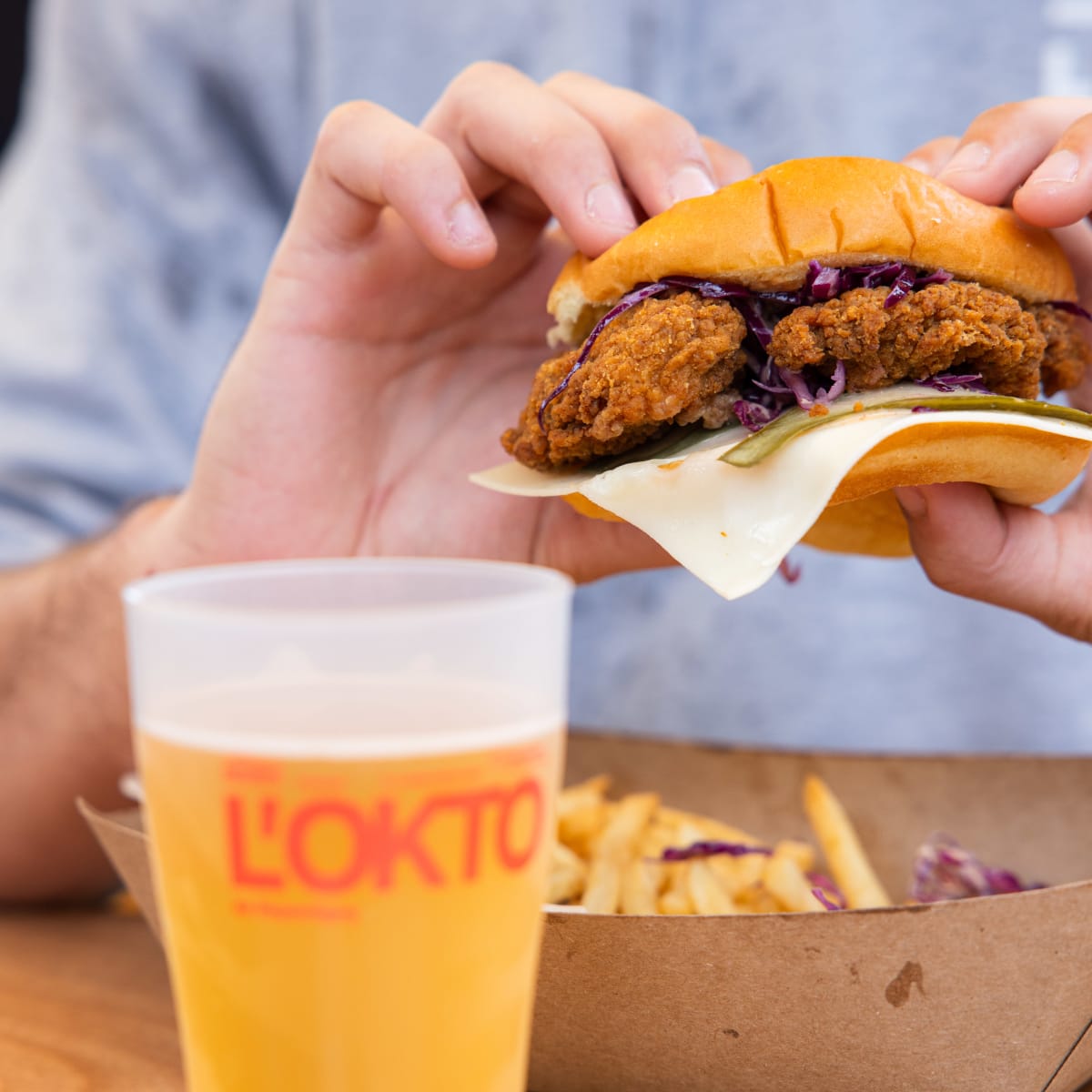 Bière et repas à l'Oktoberfest de Repentigny.