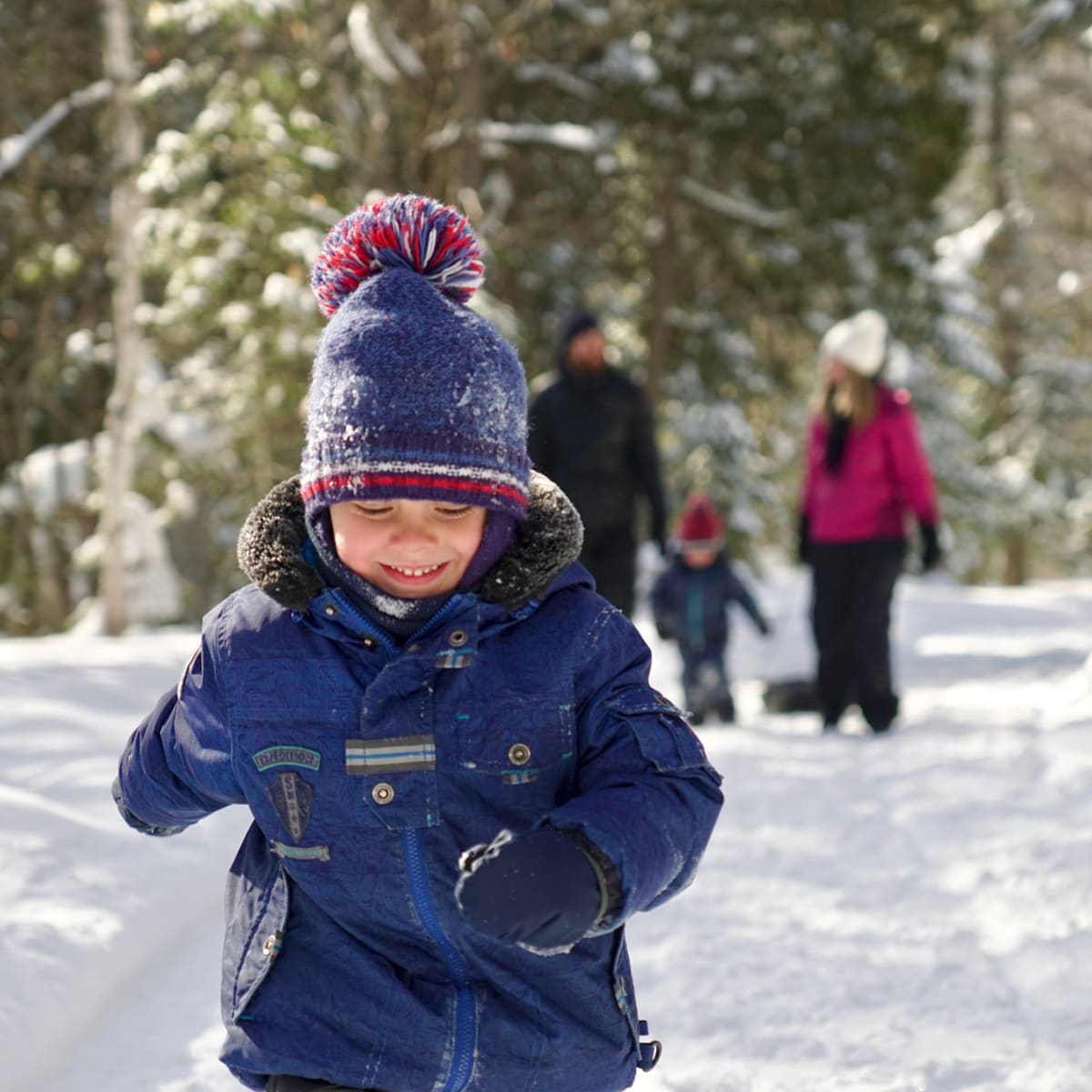 A family in winter at Parc de la rivière Batiscan.