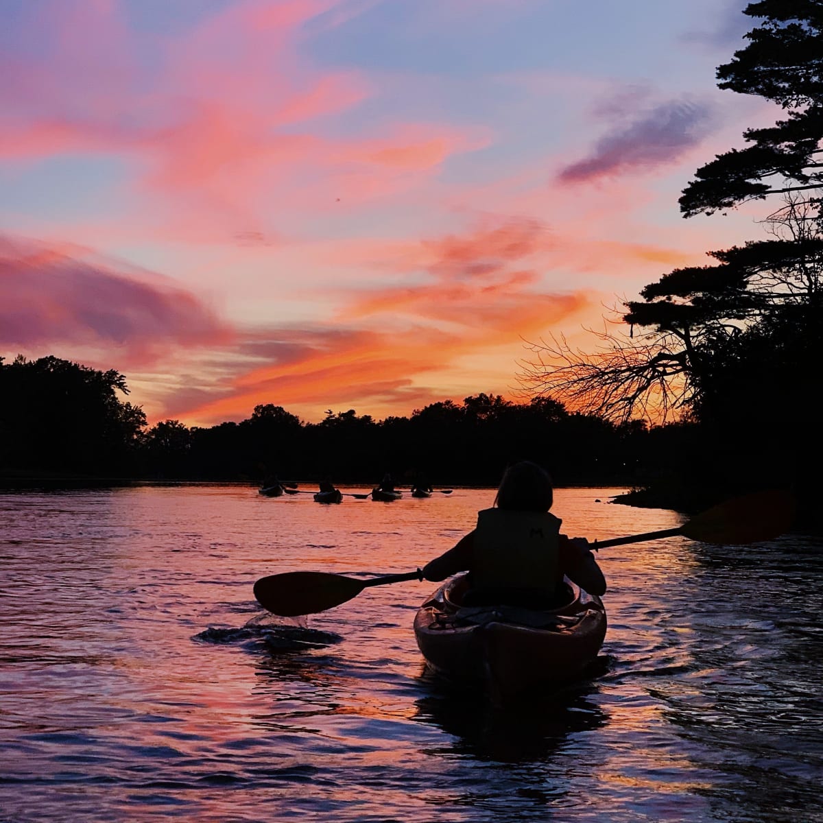 Kayak au crépuscule au Parc de la Rivière-des-Mille-Îles.