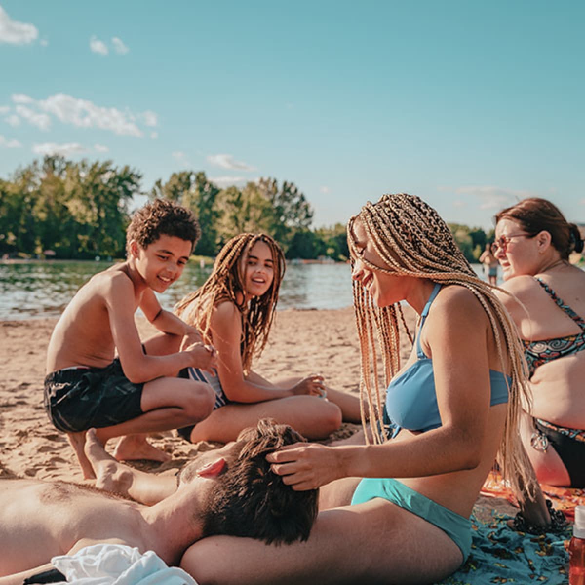 Famille et ami·es sur la plage lors du Parasol Parté