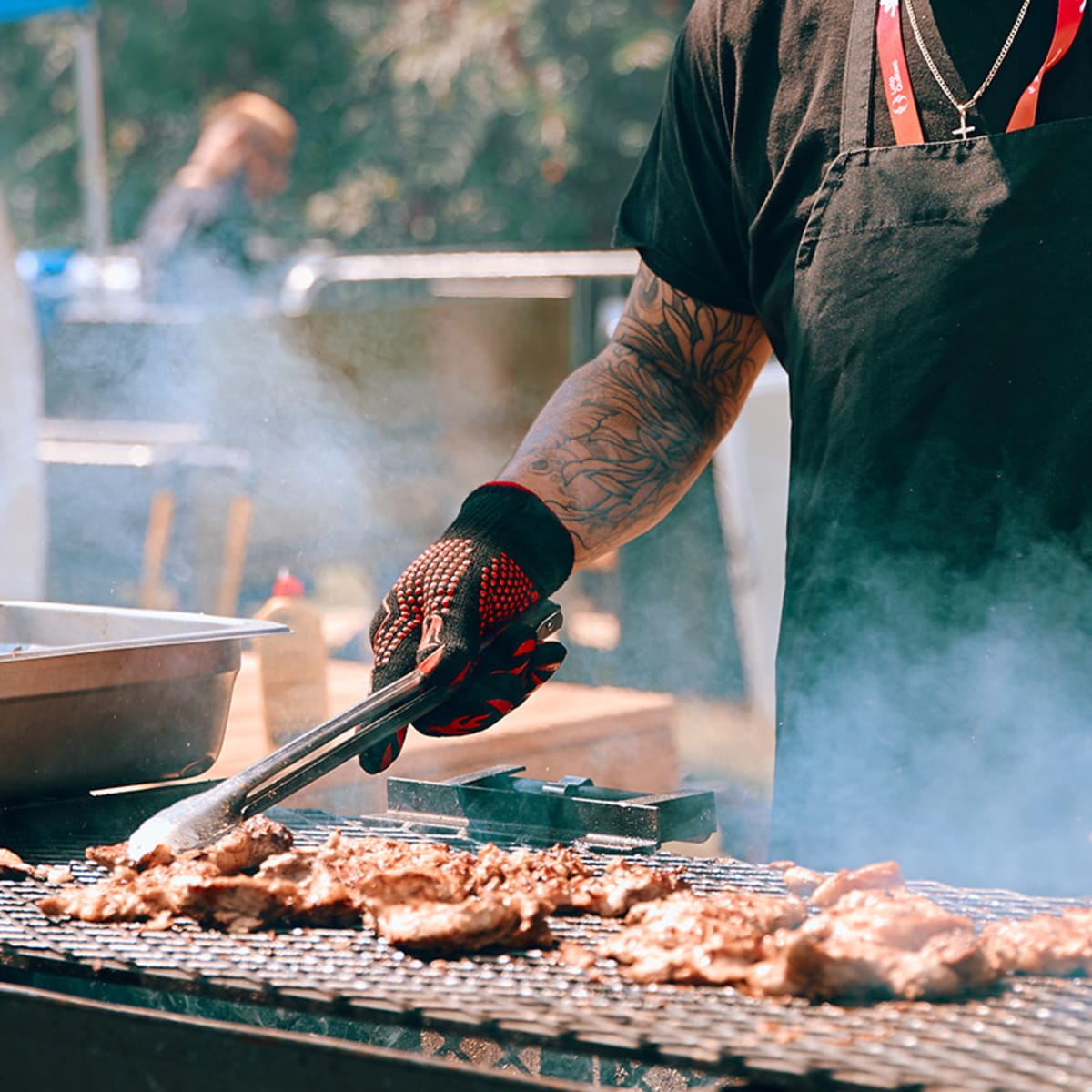 Personne en train de faire griller de la nourriture lors des Rendez-vous gourmands