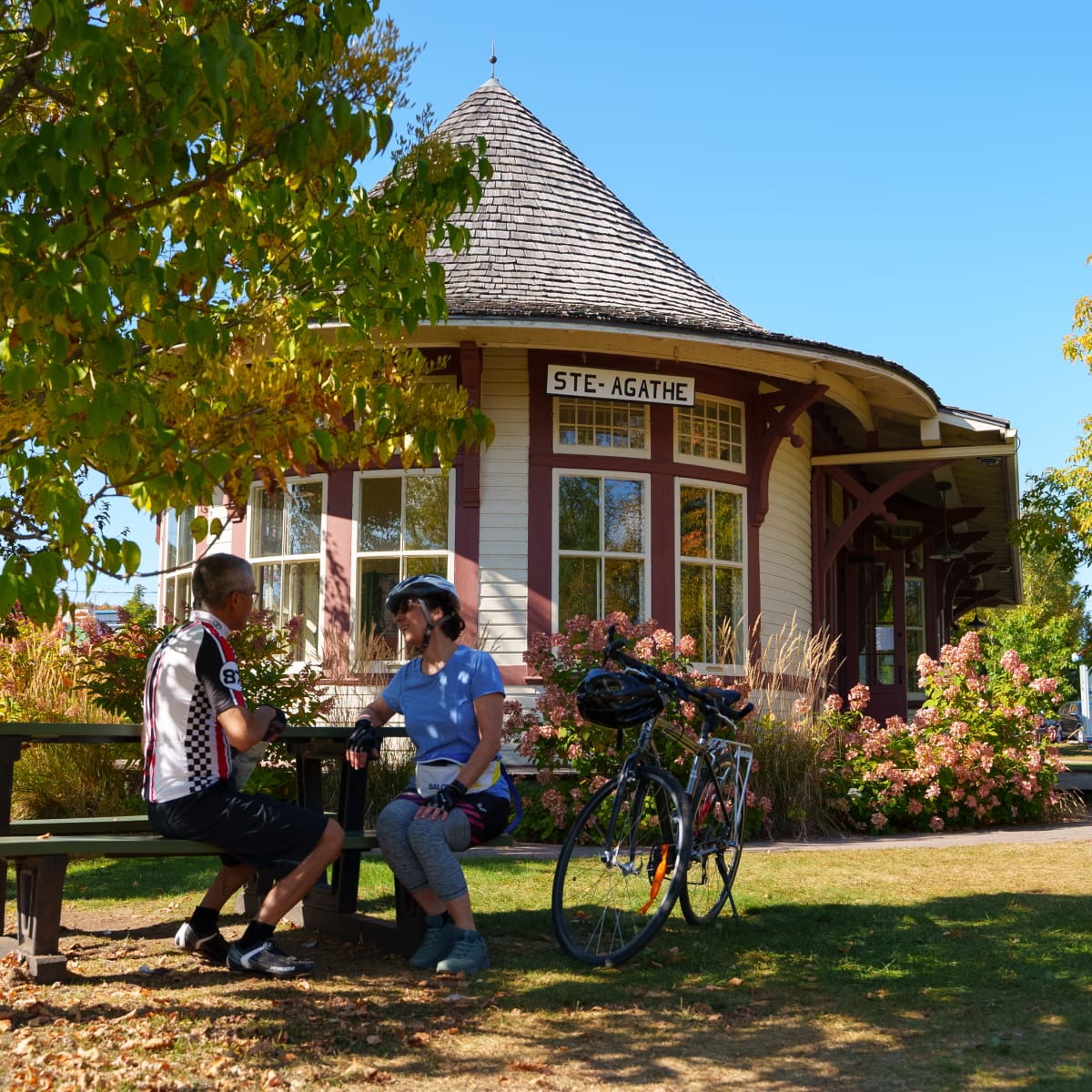 Cyclistes en pause sur le parc linéaire du P'tit train du Nord.