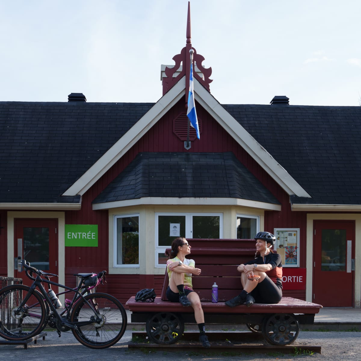 Cyclistes en pause sur le parc linéaire du P'tit train du Nord.