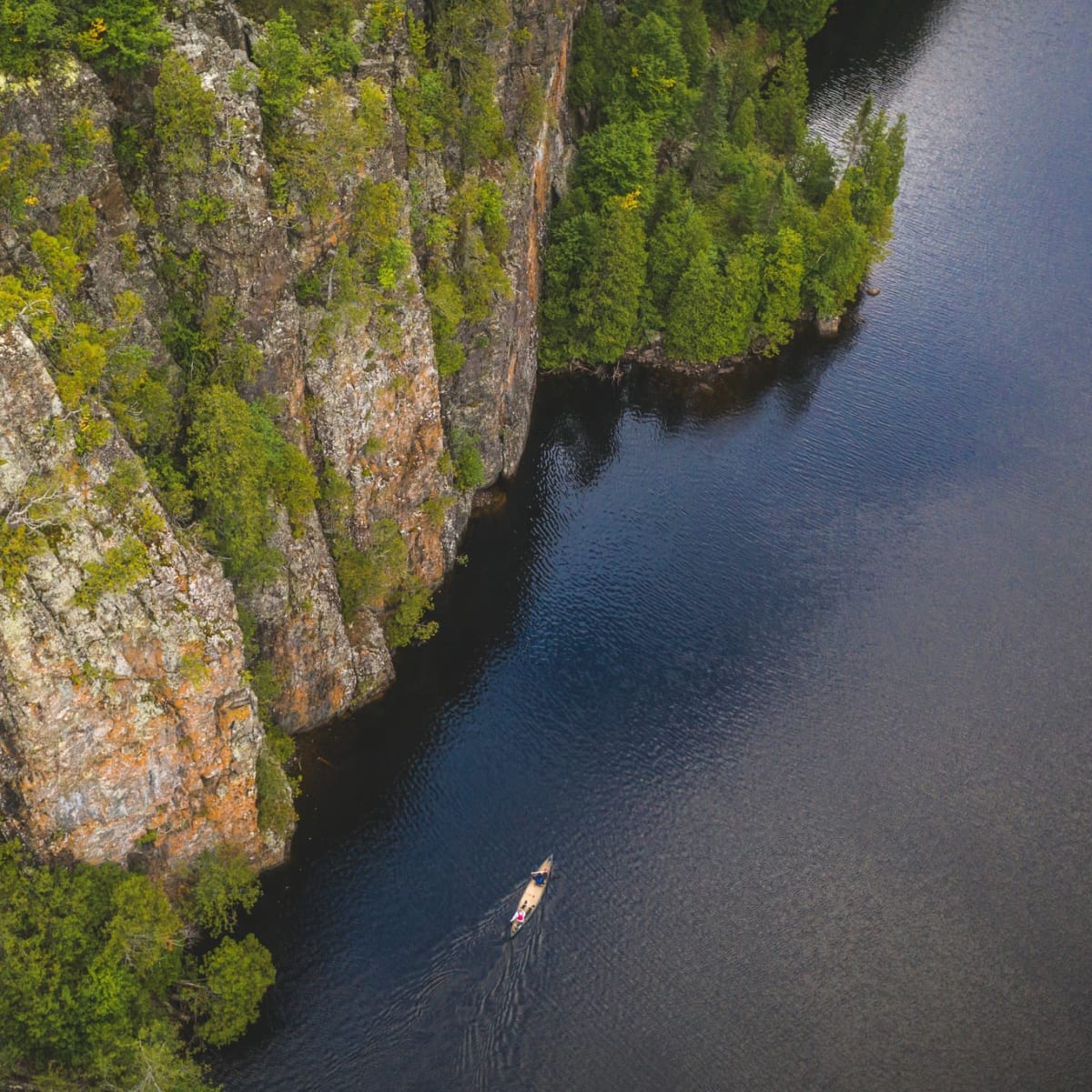 Vue aérienne de personnes en canot au Parc national d’Aiguebelle.