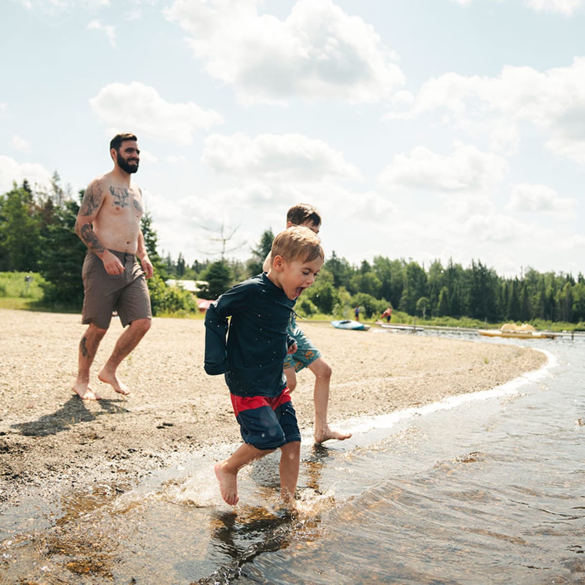 Une famille à la plage du Parc national de Frontenac.