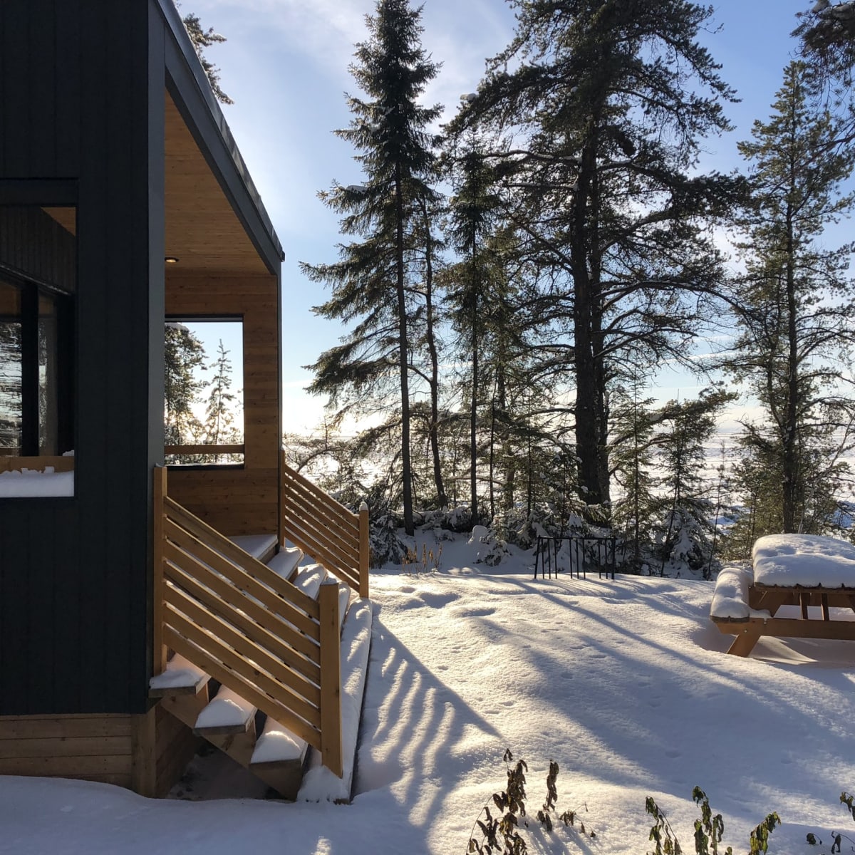 Chalet du Parc national de la Pointe-Taillon en hiver.