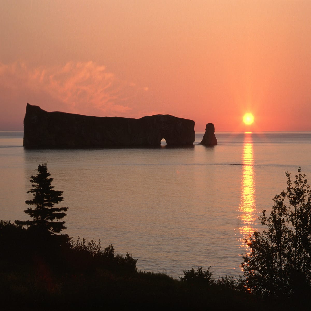 Levée du soleil au Rocher Percé. 