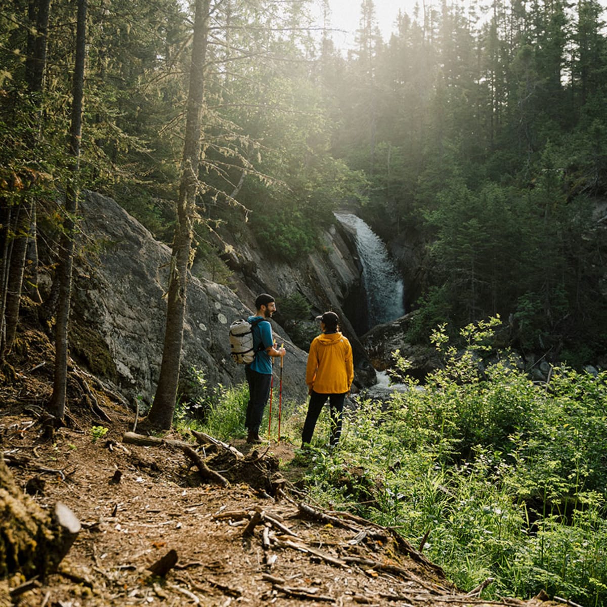 Deux individus en randonnée au Parc national des Hautes-Gorges-de-la-Rivière-Malbaie.