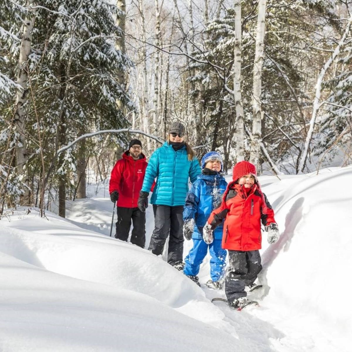 Famille qui fait de la raquette en hiver.