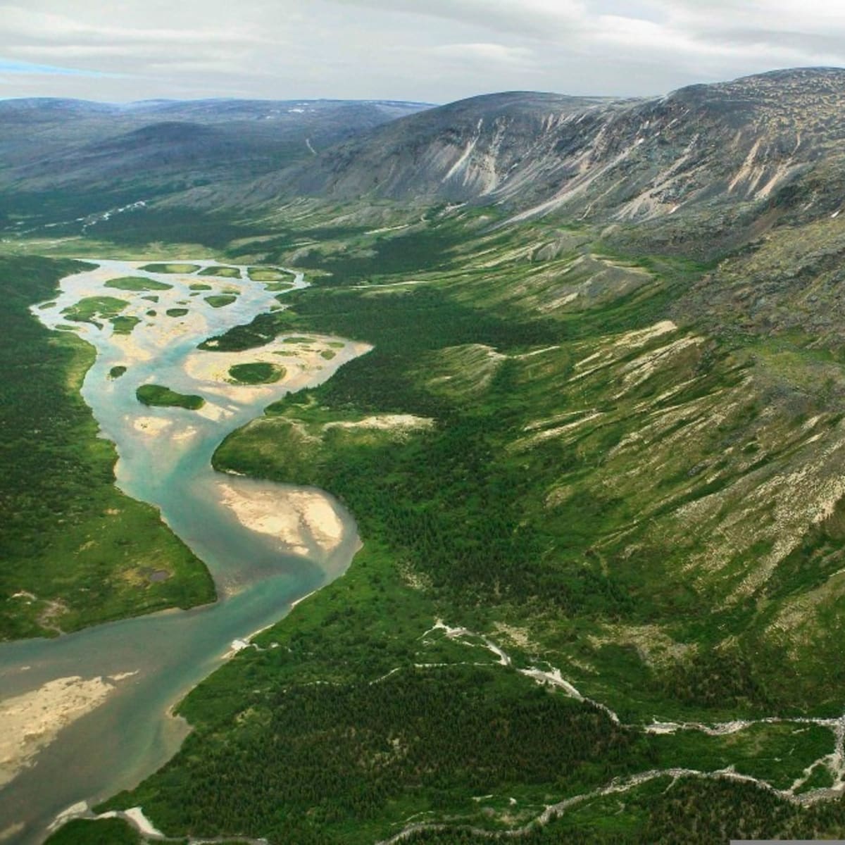 Vue aérienne au Parc national Kuururjuaq.