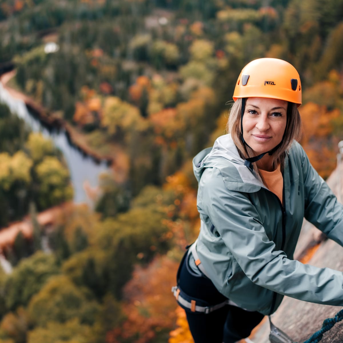 Femme sur le parcours de via ferrata au parc national du Mont-Tremblant.