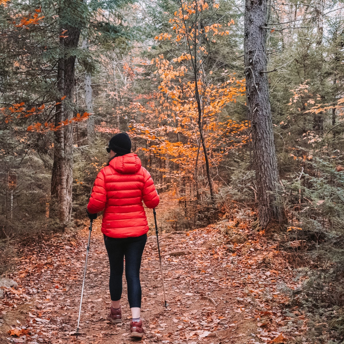 Femme en randonnée à l'automne au parc national du Mont-Tremblant.