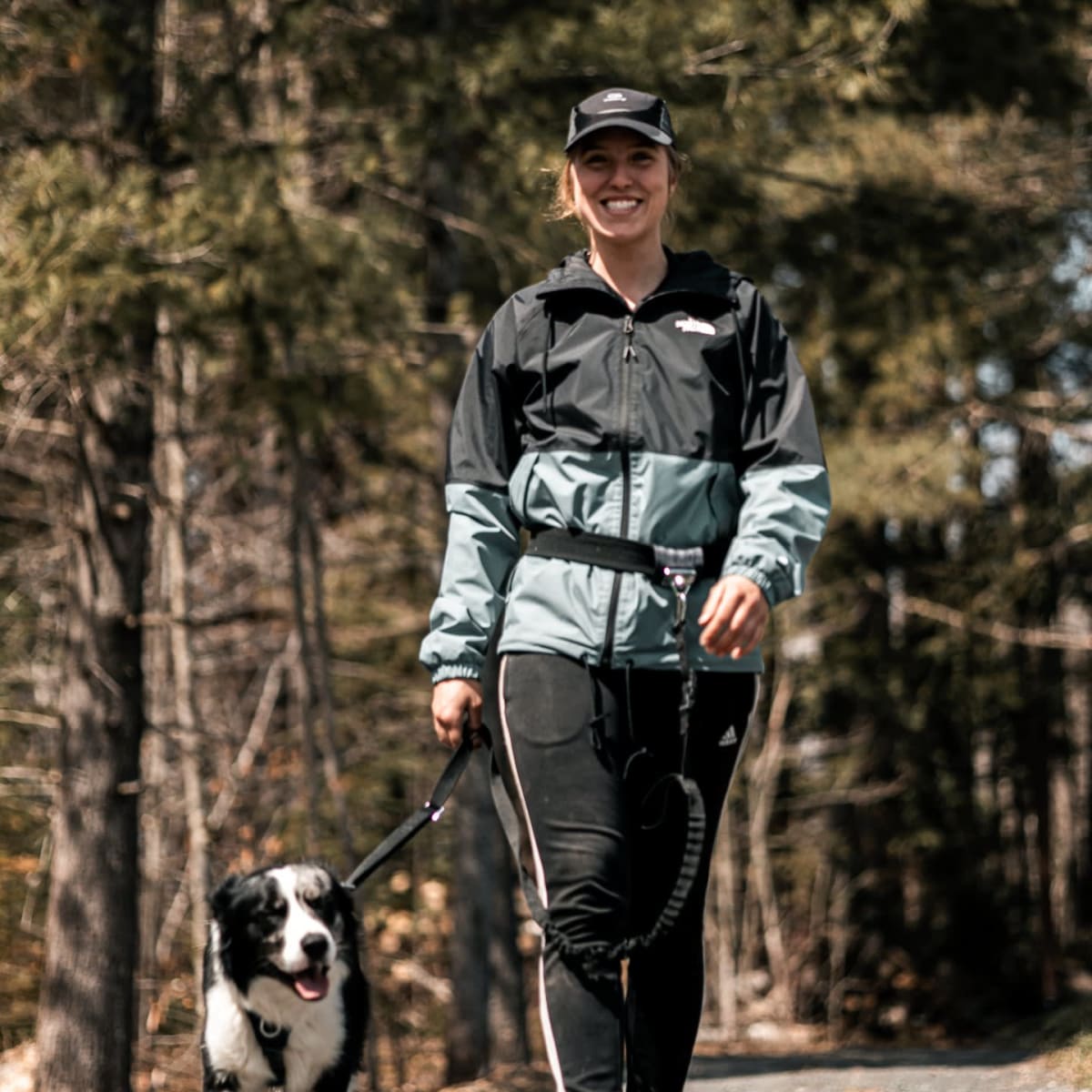 Personne promenant son chien.