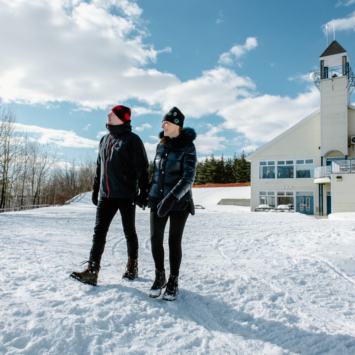 Couple marchant dans le parc en hiver.
