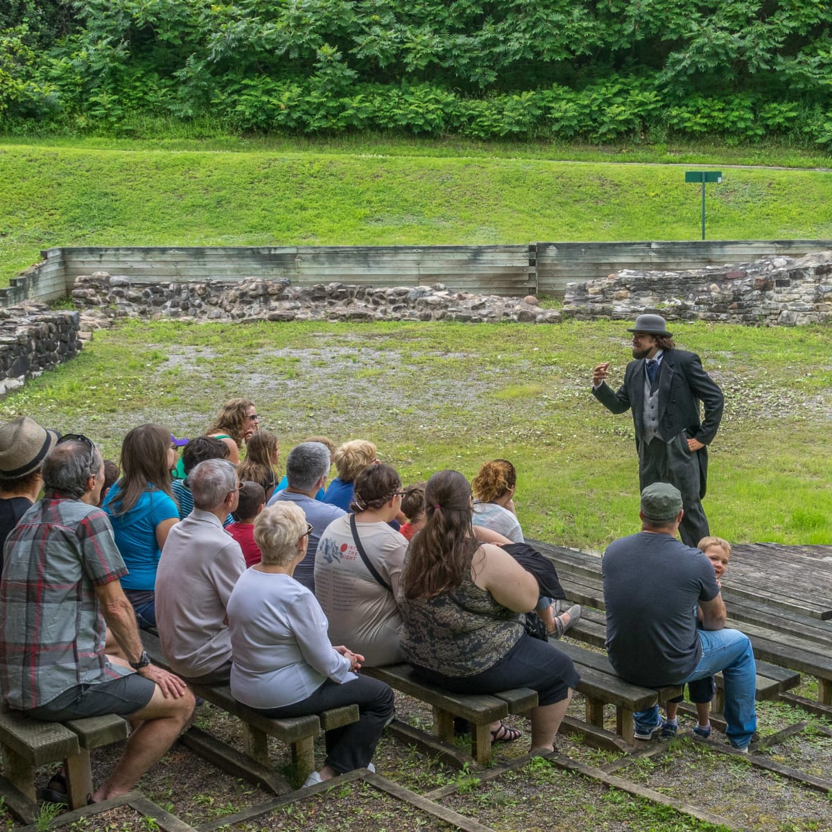 Visite guidée à l'extérieur en été.