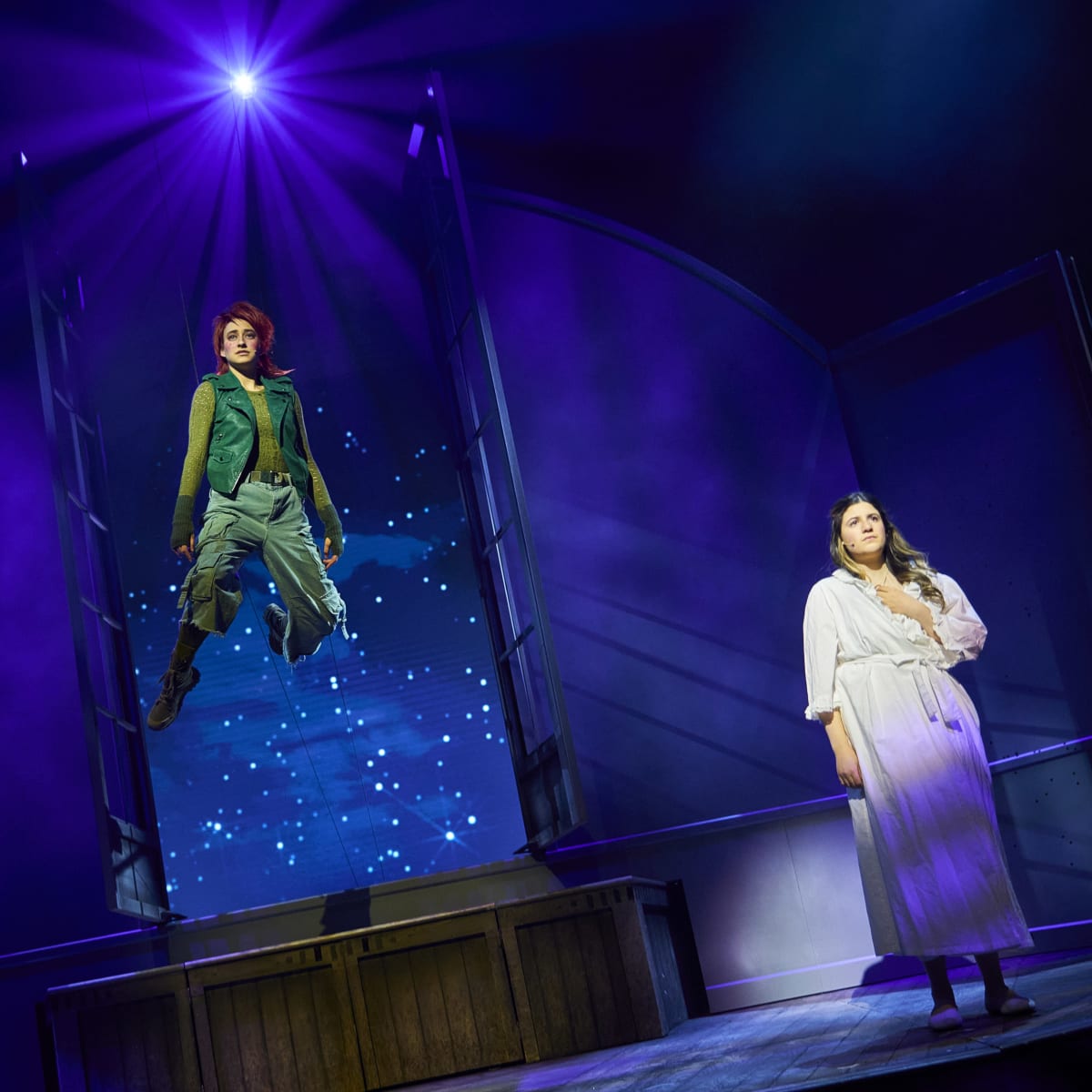 Peter Pan volant à la fenêtre et Wendy dans sa chambre. 