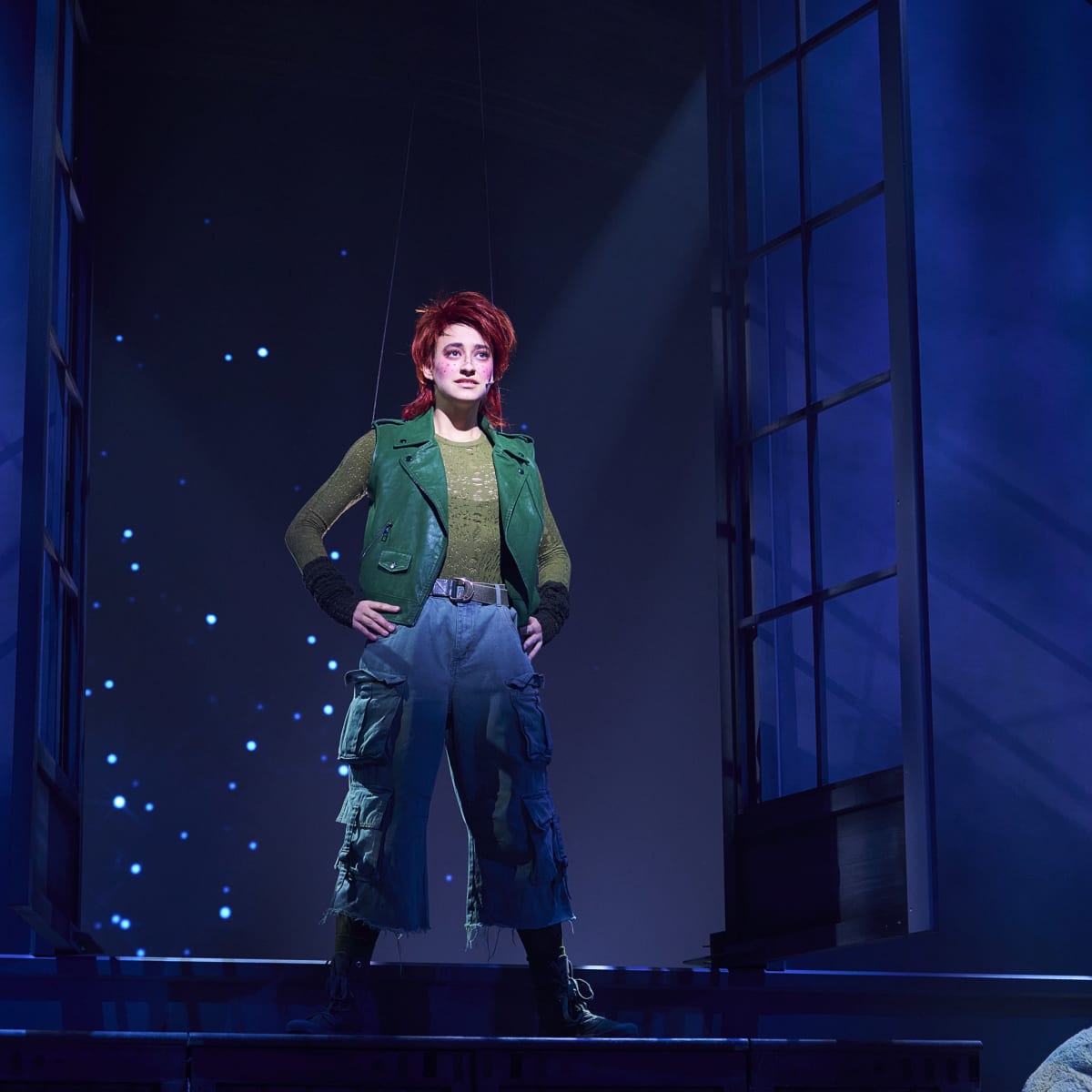 Peter Pan debout à la fenêtre. 