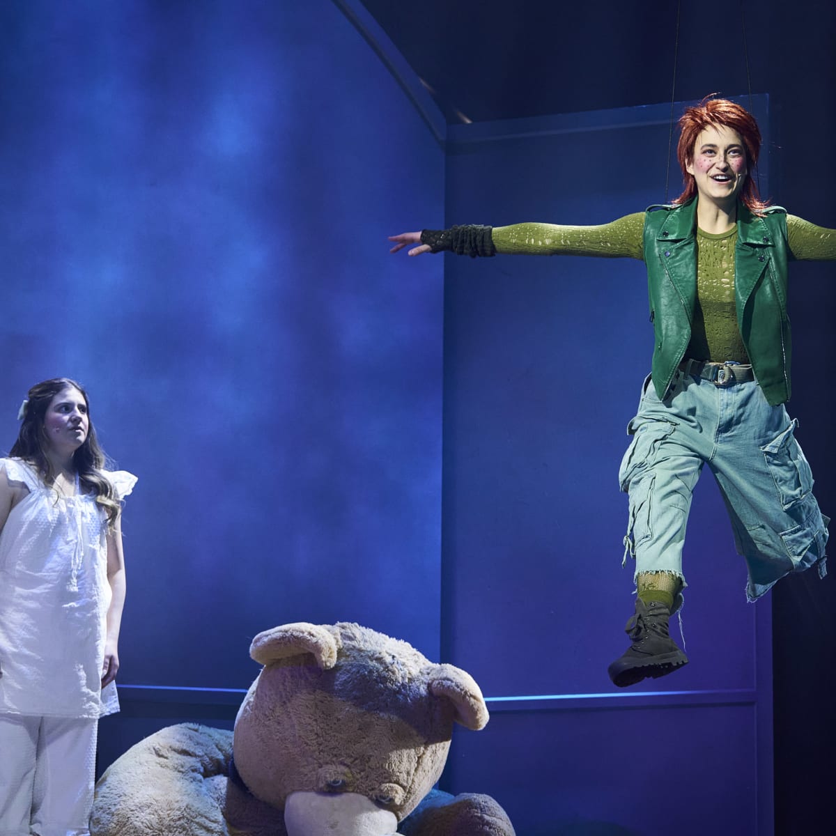 Peter Pan qui vole dans la chambre de Wendy.