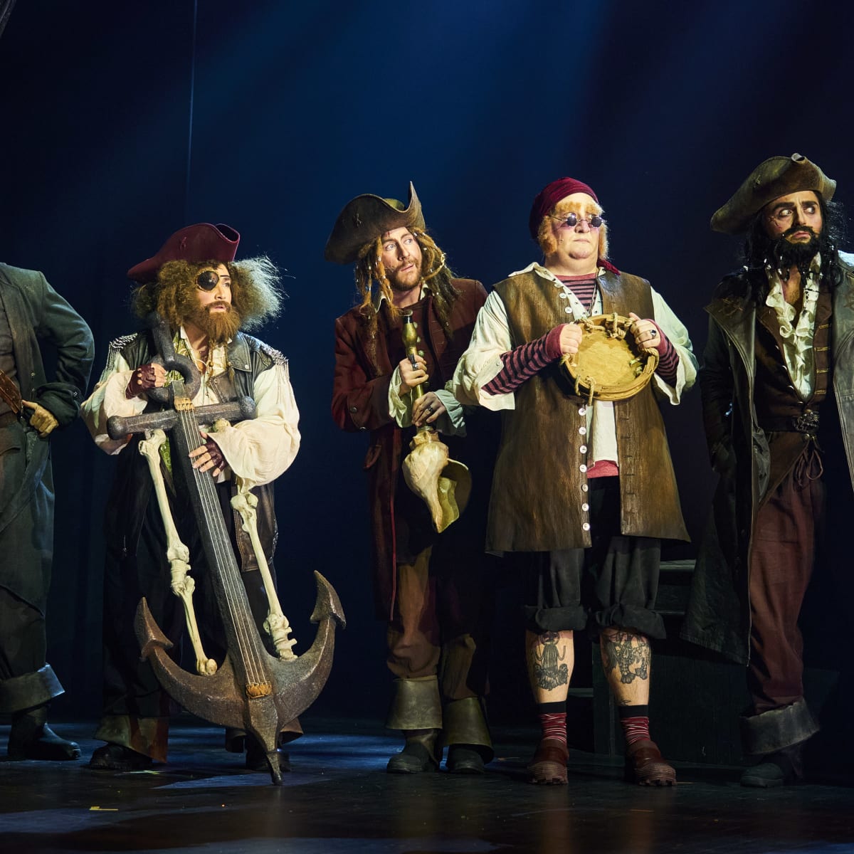 Pirates sur scène.