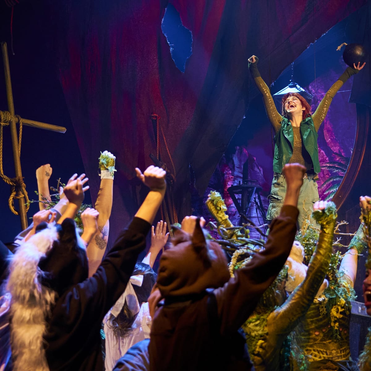 Peter Pan en leader devant un groupe.