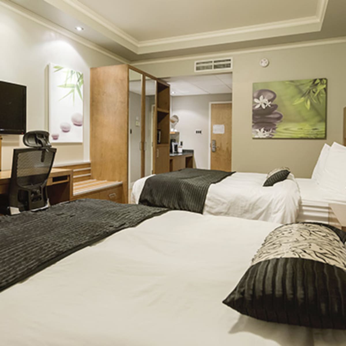 hotel_et_suites_le_dauphin_2